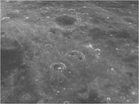 В центре кратер Атлас (90 км) и чуть ниже и левее кратер Геркулес (71 км), в нем кратер со светлым валом диаметром 13 км.