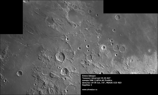 Расщелина Гигин (Rima Gyginus) (слева) на ней кратер Гигин, под ней кратер Триснеккер и сеть борозд Триснеккер (Rimae Triesnecker), в центре и чуть выше борозда Ариадей (Rima Ariadeus).