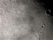 Кратер Эратосфен и погруженный в тень кратер Коперник.