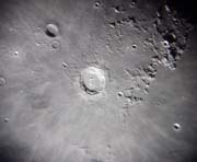Кратер Коперник и его окрестности, под ним справа находится горная гряда Корпаты.